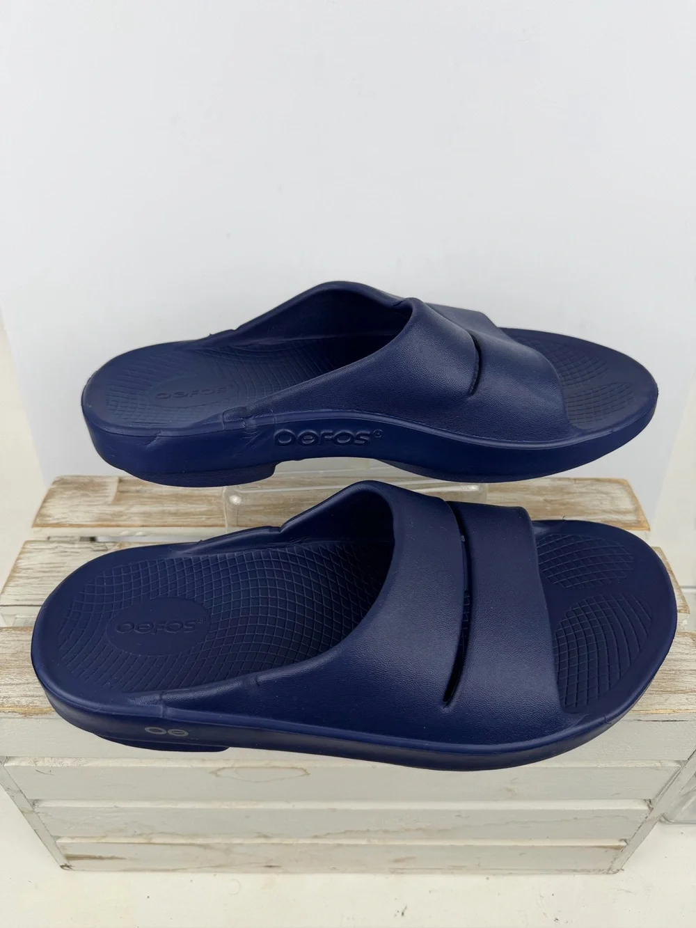OOFOS Recovery slides in navy impact-absorbing foam technology unisex W11 M9
